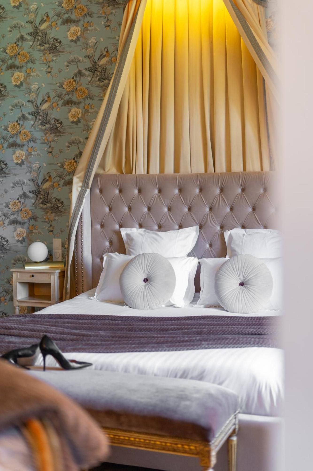 Castel Bois Marie, Maison D'Hotes มงโตบ็อง ภายนอก รูปภาพ A bed with cushions