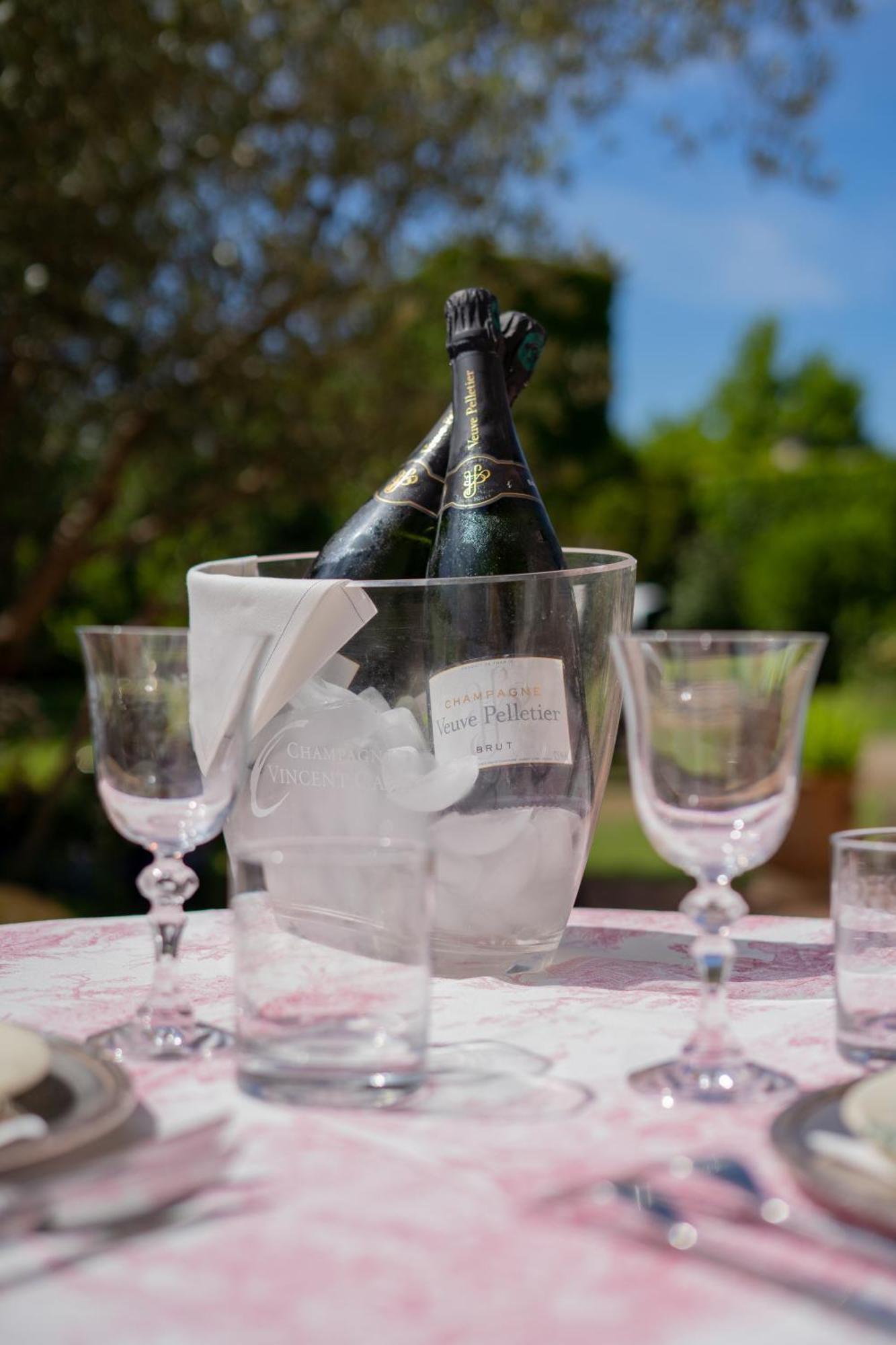 Castel Bois Marie, Maison D'Hotes มงโตบ็อง ภายนอก รูปภาพ Champagne in a champagne bucket
