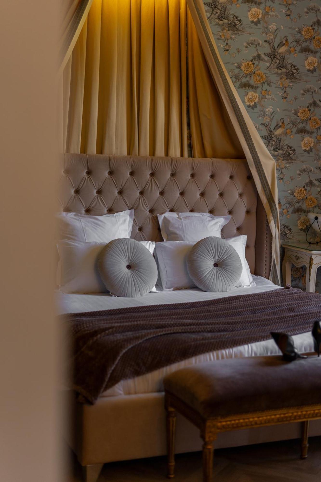 Castel Bois Marie, Maison D'Hotes มงโตบ็อง ภายนอก รูปภาพ A bed with a tufted headboard