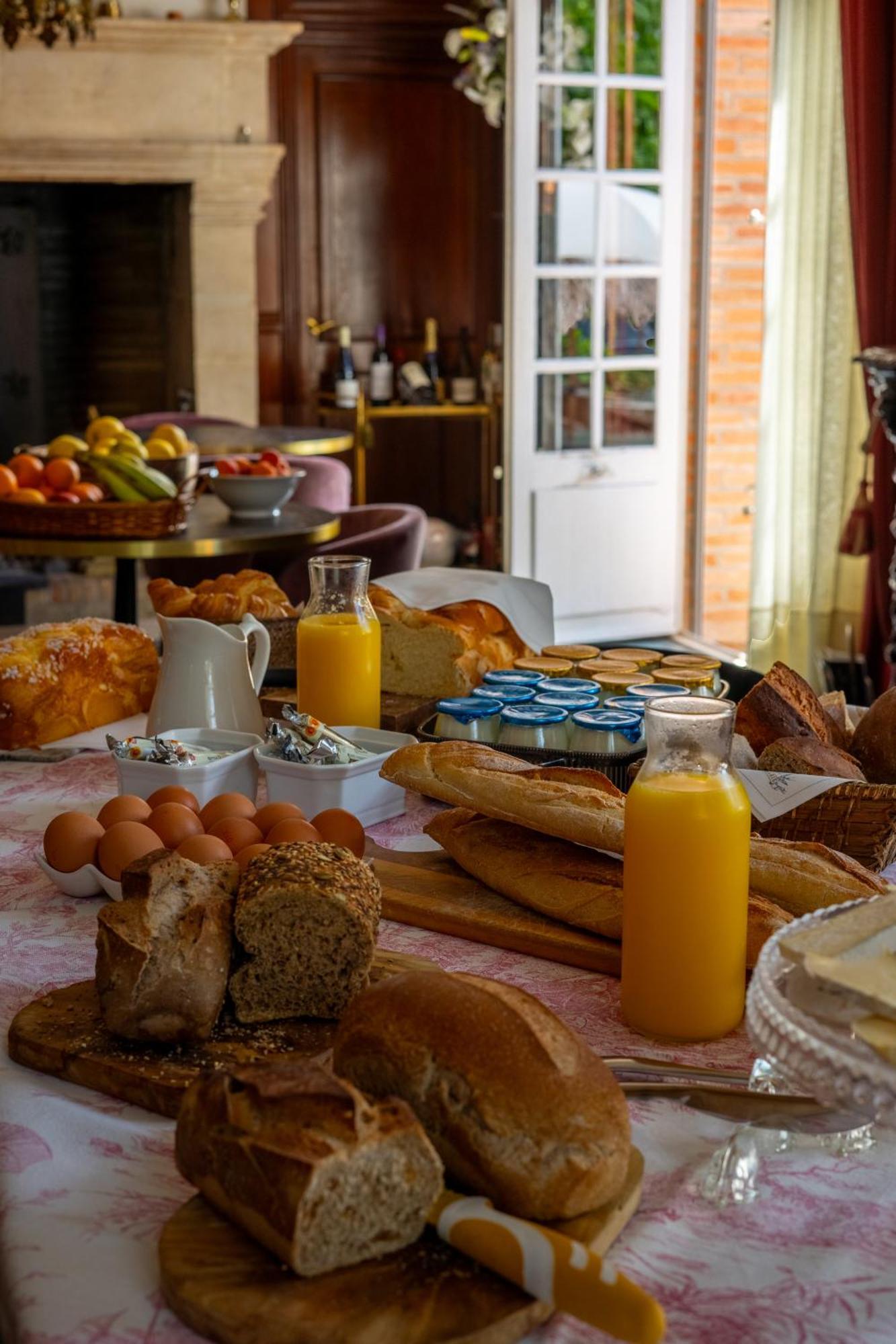 Castel Bois Marie, Maison D'Hotes มงโตบ็อง ภายนอก รูปภาพ A continental breakfast
