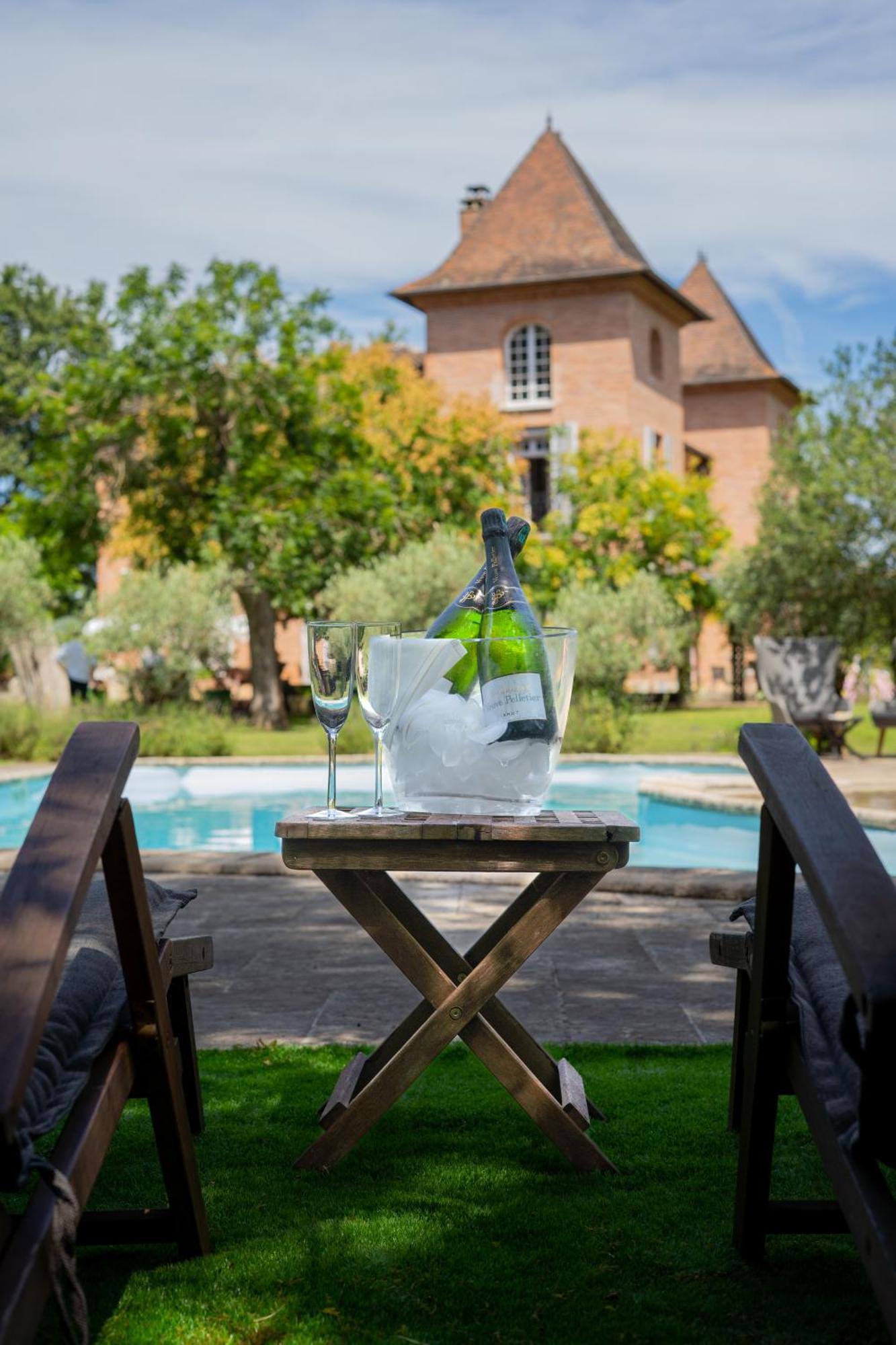 Castel Bois Marie, Maison D'Hotes มงโตบ็อง ภายนอก รูปภาพ A bottle of champagne in a champagne bucket