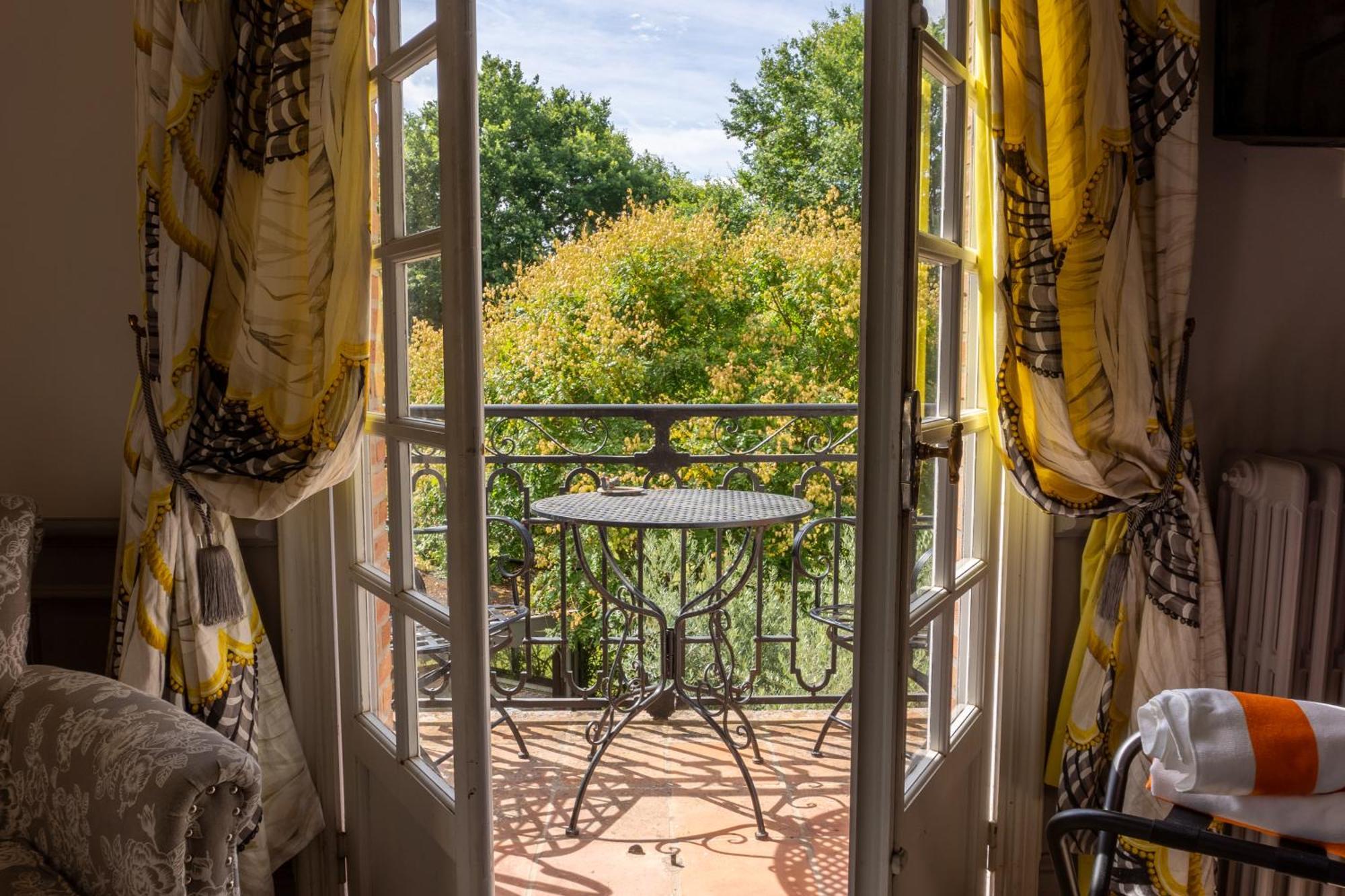 Castel Bois Marie, Maison D'Hotes มงโตบ็อง ภายนอก รูปภาพ A view of the garden from the hotel
