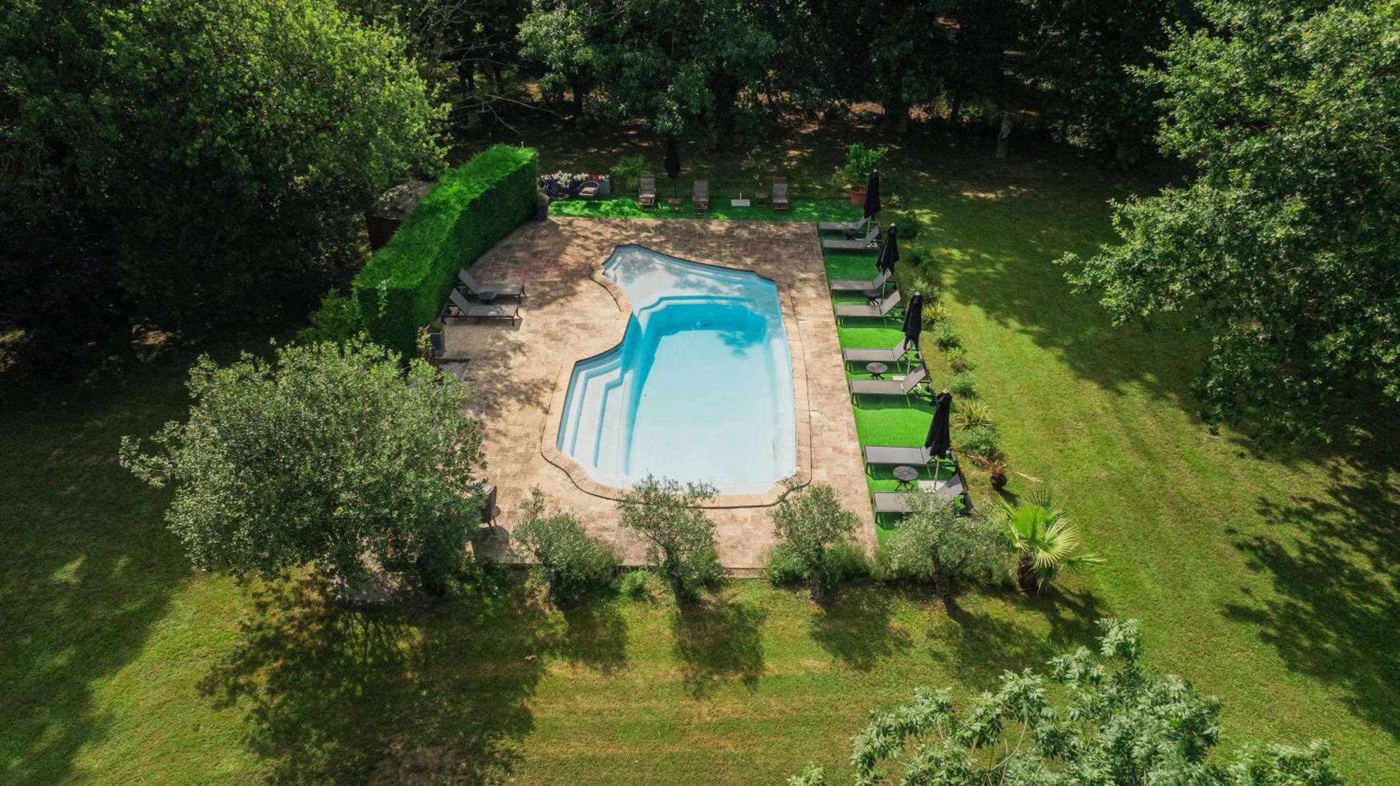 Castel Bois Marie, Maison D'Hotes มงโตบ็อง ภายนอก รูปภาพ The swimming pool at the Château de Chambord