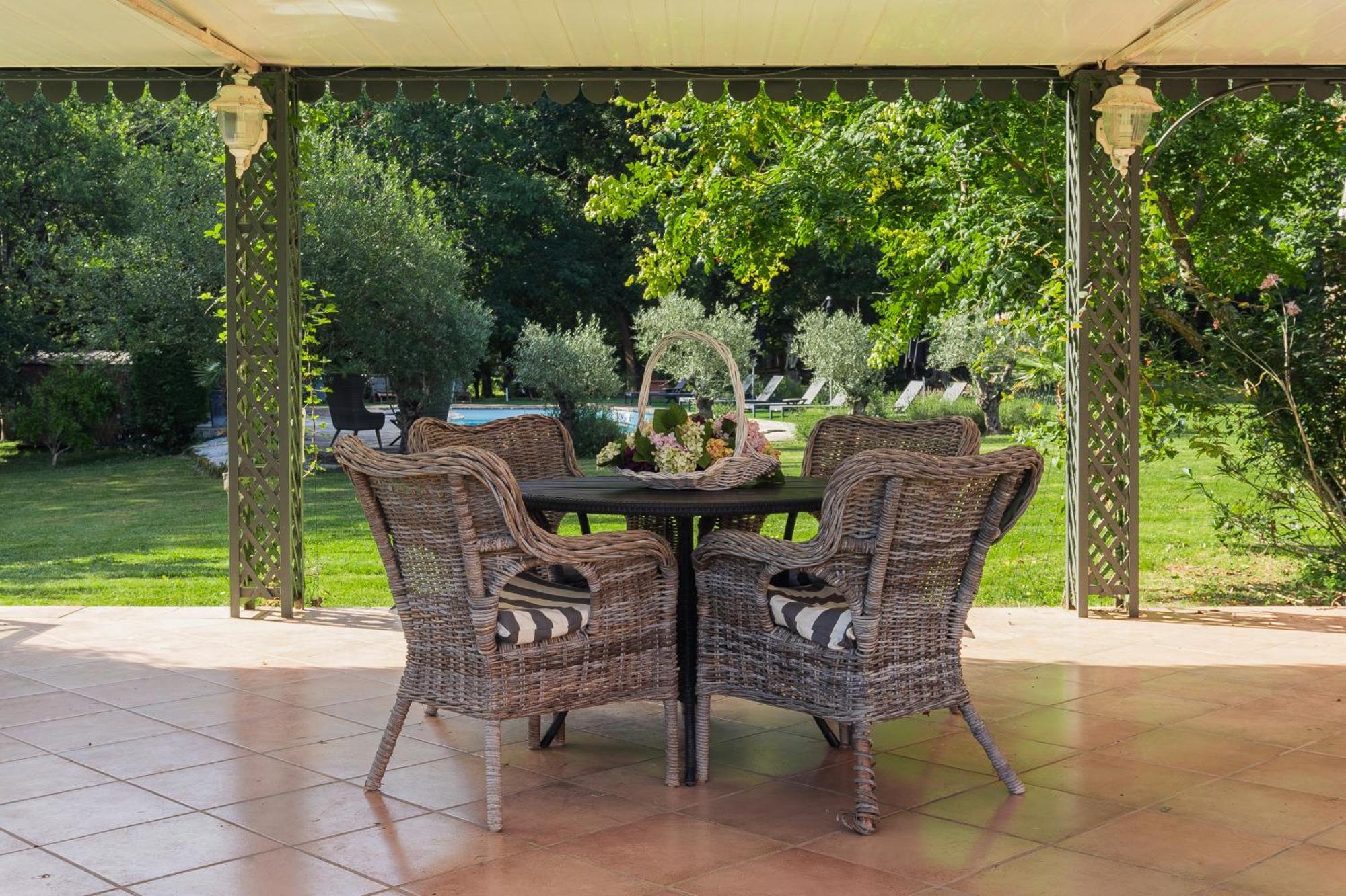 Castel Bois Marie, Maison D'Hotes มงโตบ็อง ภายนอก รูปภาพ Garden furniture