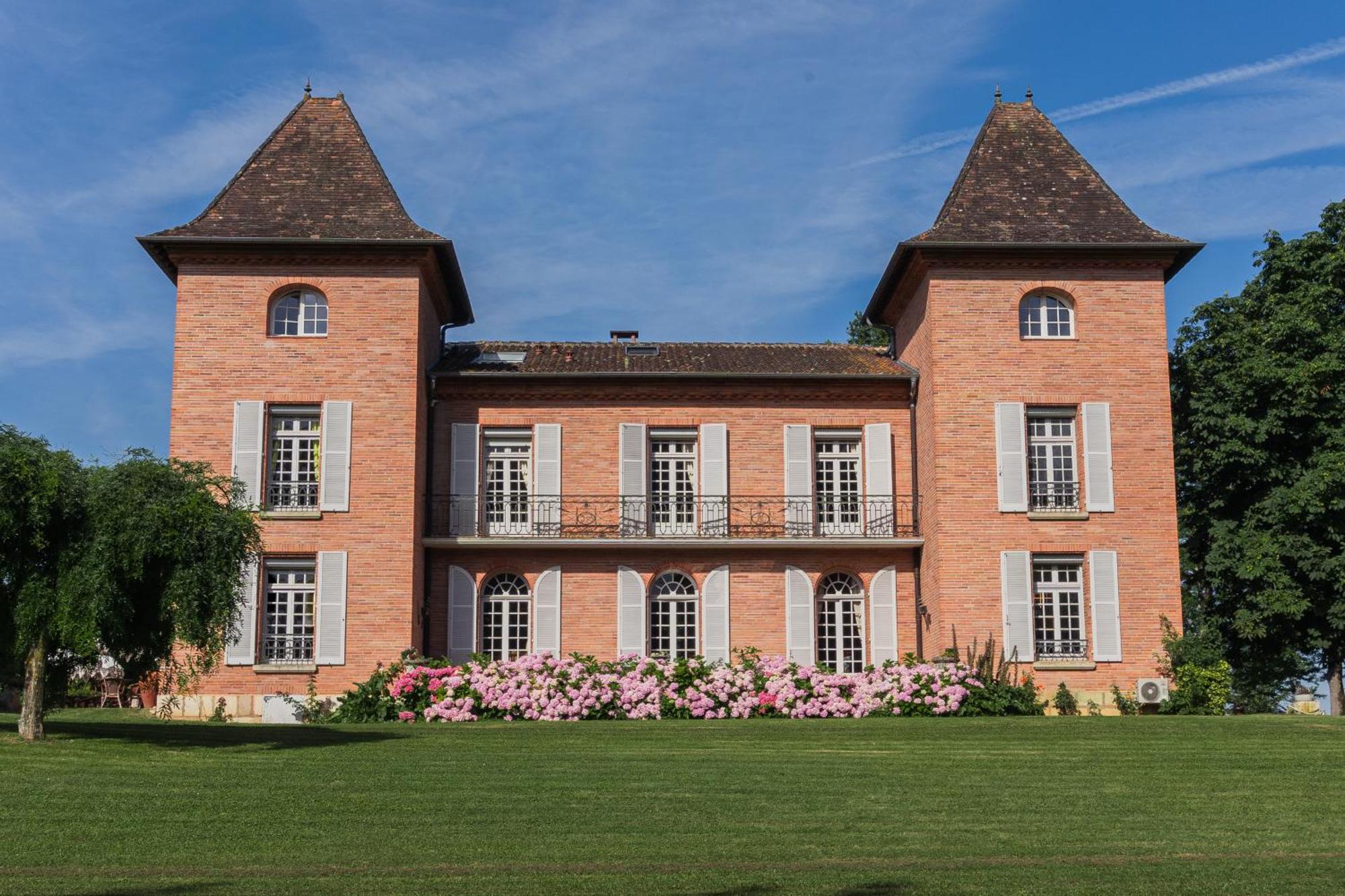 Castel Bois Marie, Maison D'Hotes มงโตบ็อง ภายนอก รูปภาพ The chateau in Montferrand-lès-Sully