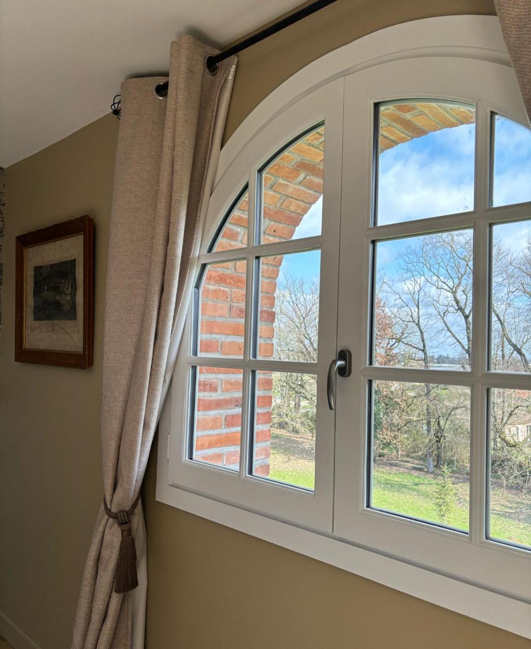 Castel Bois Marie, Maison D'Hotes มงโตบ็อง ภายนอก รูปภาพ A window with a curtain