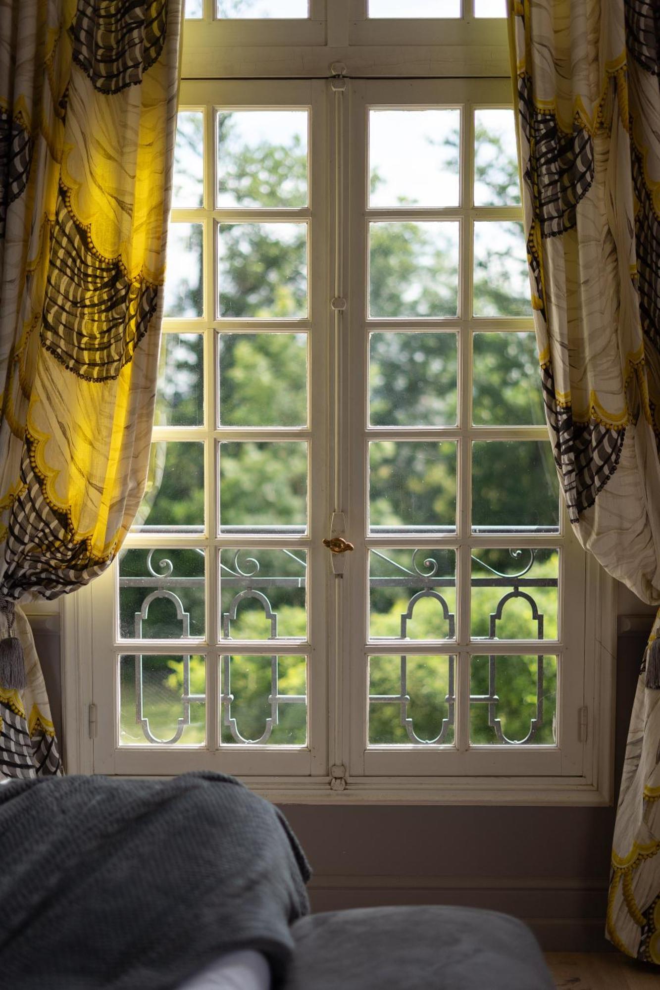 Castel Bois Marie, Maison D'Hotes มงโตบ็อง ภายนอก รูปภาพ Window with curtains