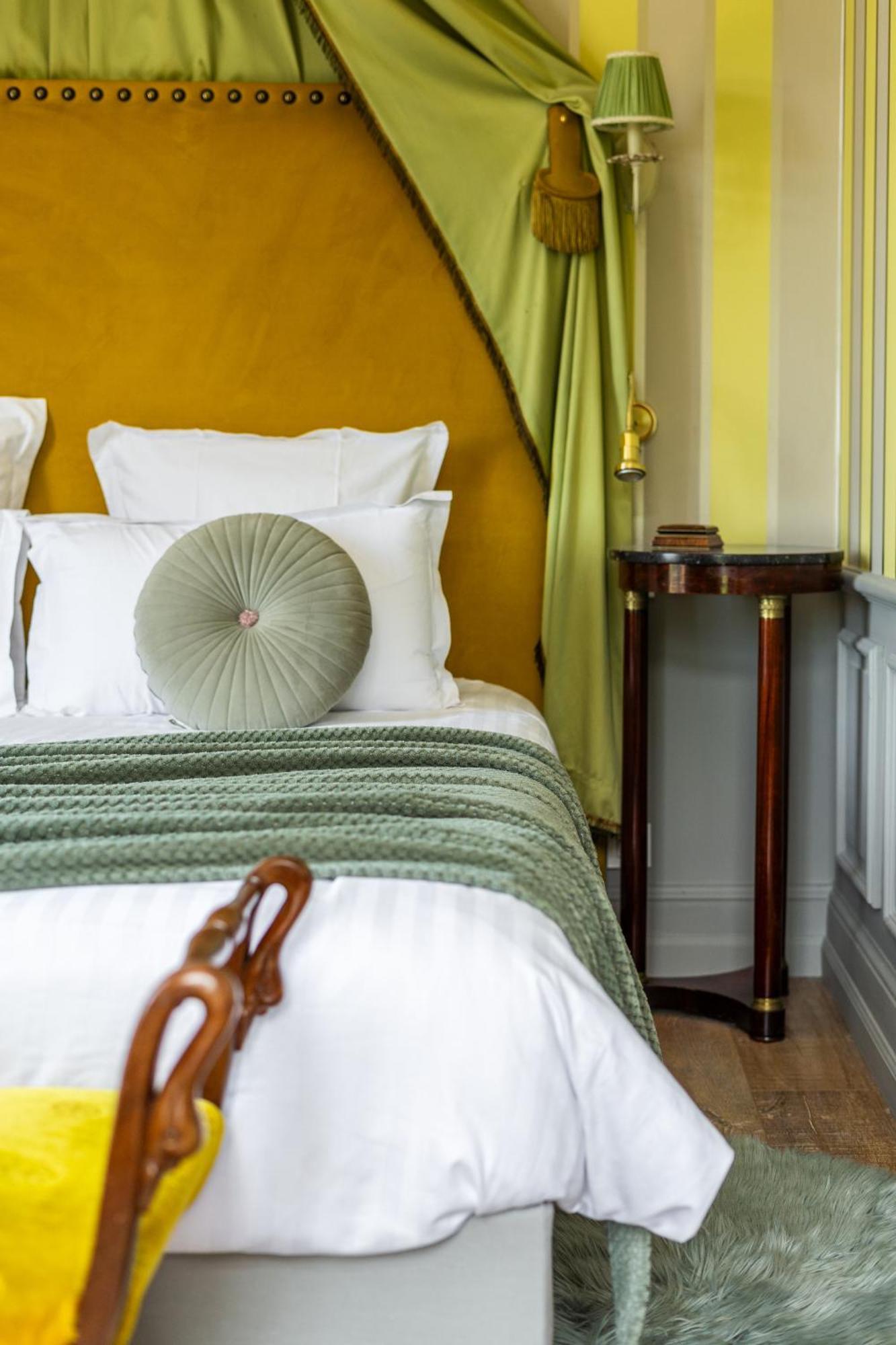 Castel Bois Marie, Maison D'Hotes มงโตบ็อง ภายนอก รูปภาพ A round cushion