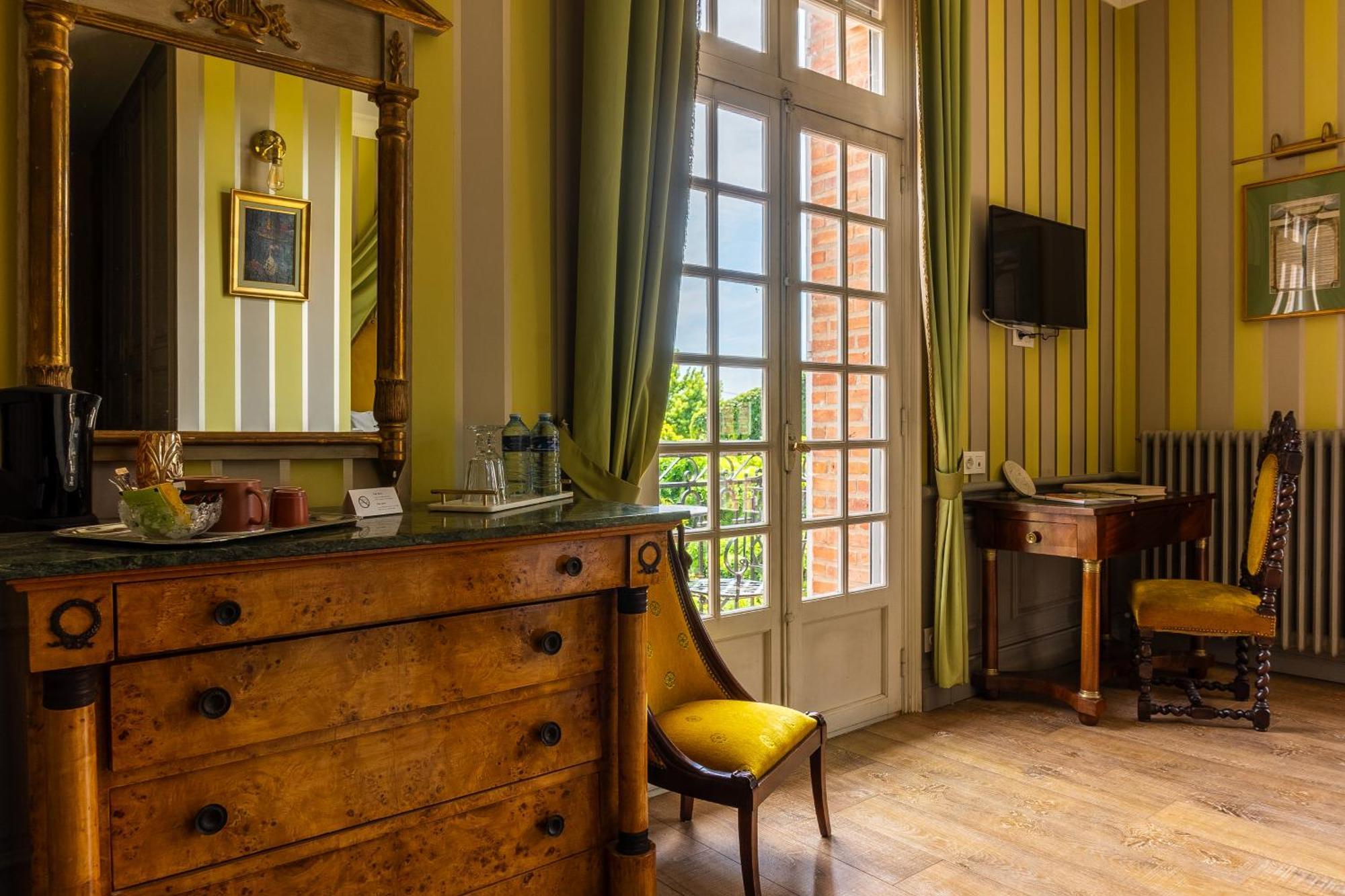 Castel Bois Marie, Maison D'Hotes มงโตบ็อง ภายนอก รูปภาพ A room at the hotel