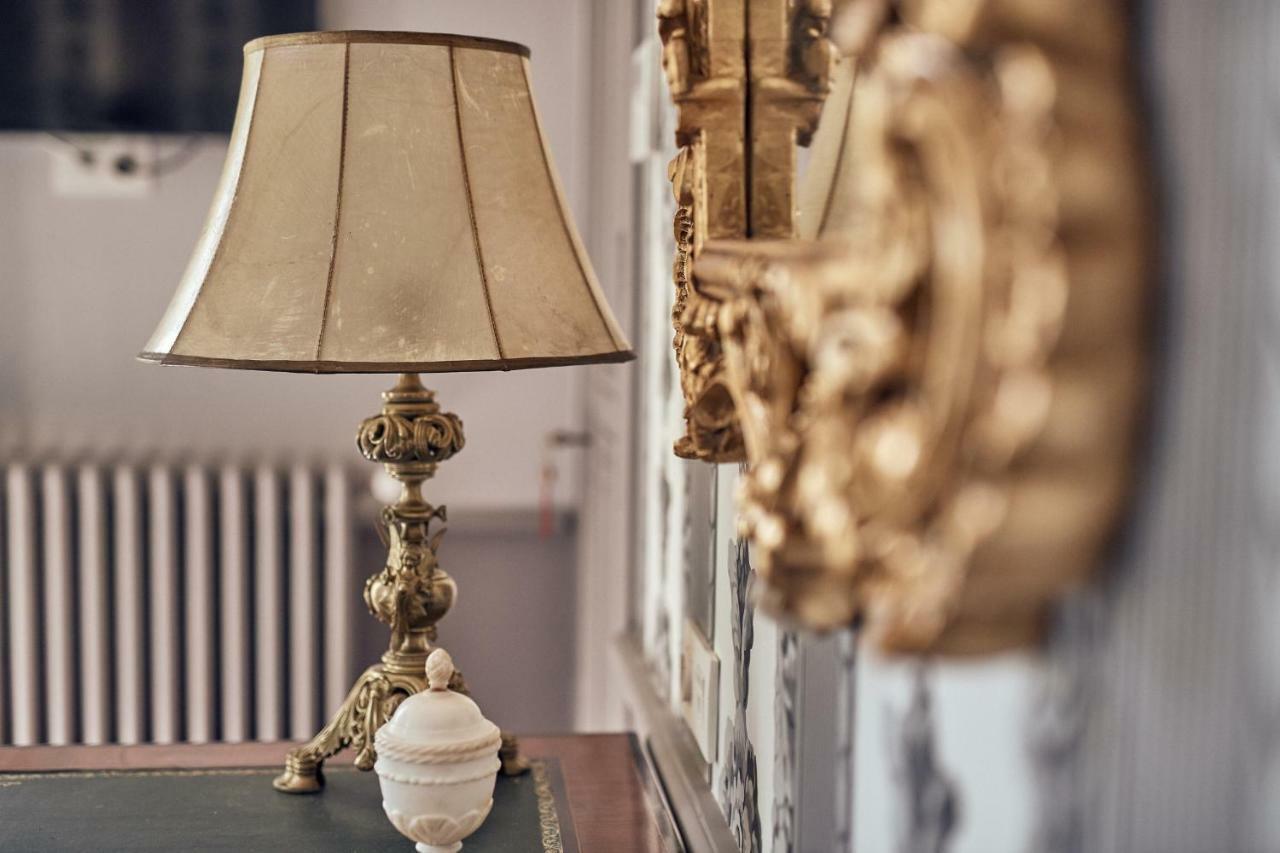 Castel Bois Marie, Maison D'Hotes มงโตบ็อง ภายนอก รูปภาพ A table lamp